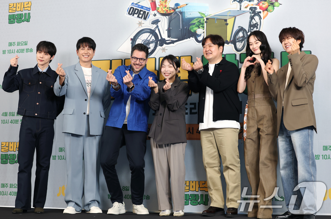 (서울=뉴스1) 권현진 기자 = 배우 배인혁(왼쪽부터)와 류수영, 방송인 파브리, 김소영 PD, 김민석 CP, 모델 신현지, 가수 황광희가 7일 서울 마포구 상암 스탠포드호텔에서 …