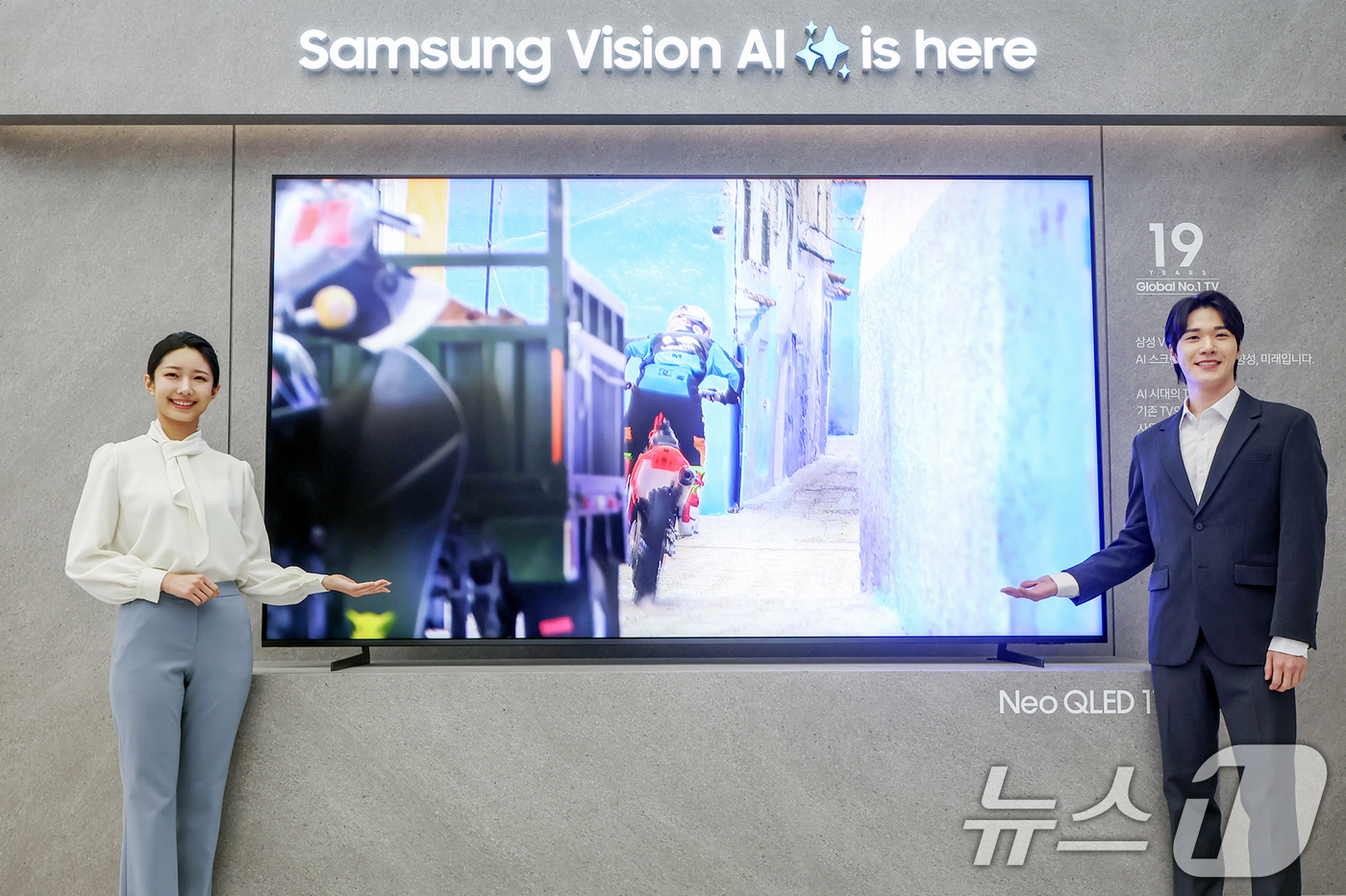 (서울=뉴스1) 민경석 기자 = 7일 오전 서울 서울 강남구 '삼성 강남' 플래그십 스토어에서 열린 '삼성전자 AI TV Unbox & Discover 2025 미디어데이'에서 모 …