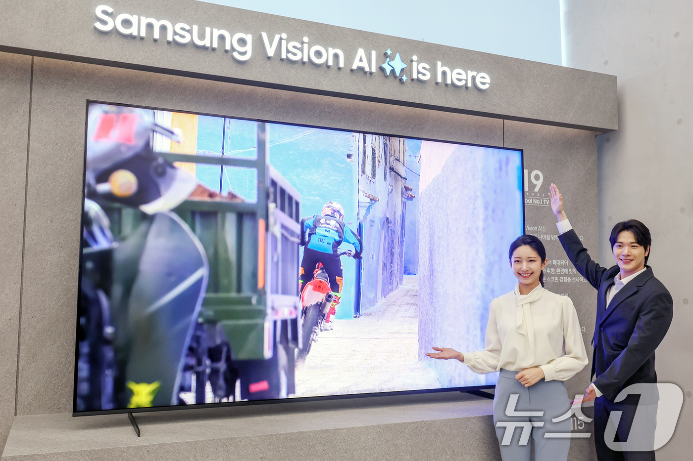(서울=뉴스1) 민경석 기자 = 7일 오전 서울 서울 강남구 '삼성 강남' 플래그십 스토어에서 열린 '삼성전자 AI TV Unbox & Discover 2025 미디어데이'에서 모 …