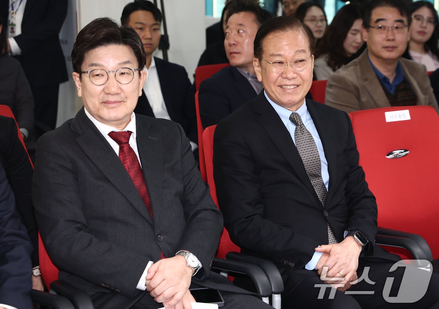 본문 이미지 - 국민의힘 권영세 비상대책위원장과 권성동 원내대표가 7일 오전 서울 여의도 중앙당사에서 열린 사무처당직자 조회에 참석해 자리하고 있다. 2025.4.7/뉴스1 ⓒ News1 김민지 기자