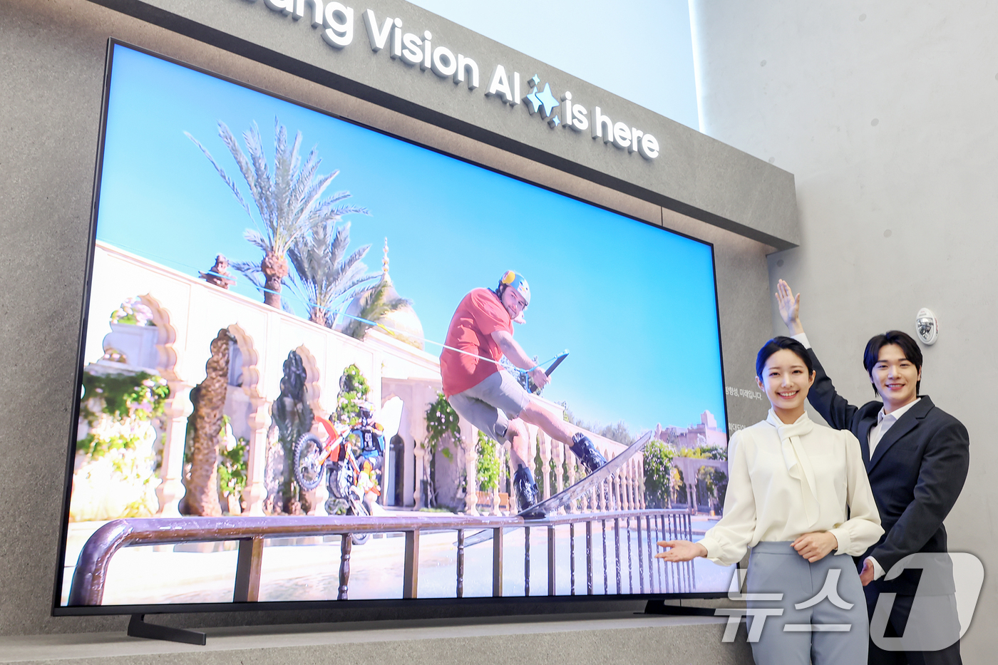 (서울=뉴스1) 민경석 기자 = 7일 오전 서울 서울 강남구 '삼성 강남' 플래그십 스토어에서 열린 '삼성전자 AI TV Unbox & Discover 2025 미디어데이'에서 모 …