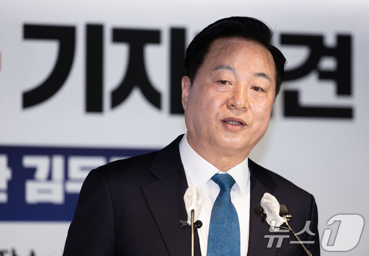 본문 이미지 - 김두관 전 더불어민주당 의원이 7일 오전 서울 여의도 민주당사에서 열린 제21대 대통령 선거 출마 공식 선언 기자회견에서 취재진 질문에 답변하고 있다. 2025.4.7/뉴스1 ⓒ News1 이재명 기자