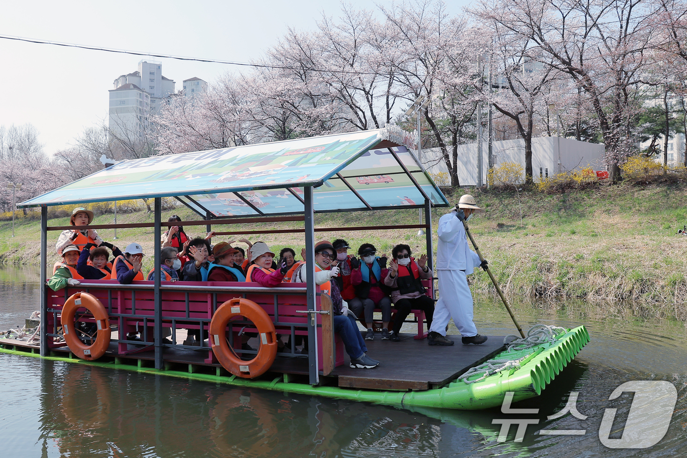 (서울=뉴스1) 박정호 기자 = 7일 오전 서울 서초구 양재천 천천투어에 참가한 어르신들이 도심 속 이색 뗏목 체험을 하고 있다.서초구는 오는 5월부터 운영되는 양재천 천천투어에 …