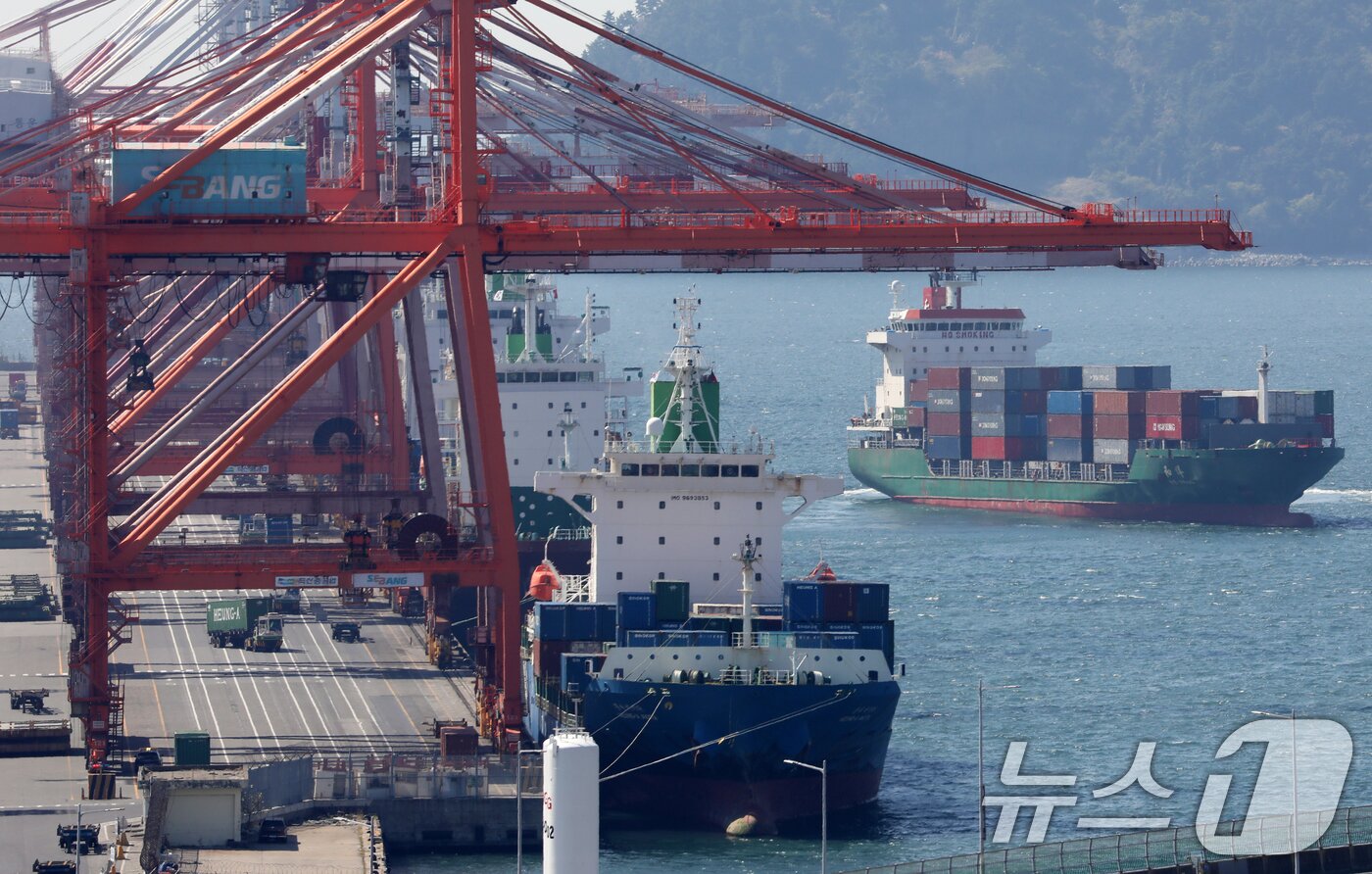 본문 이미지 - 부산항 신선대부두에서 컨테이너 하역작업이 진행되고 있다.  ⓒ News1 윤일지 기자