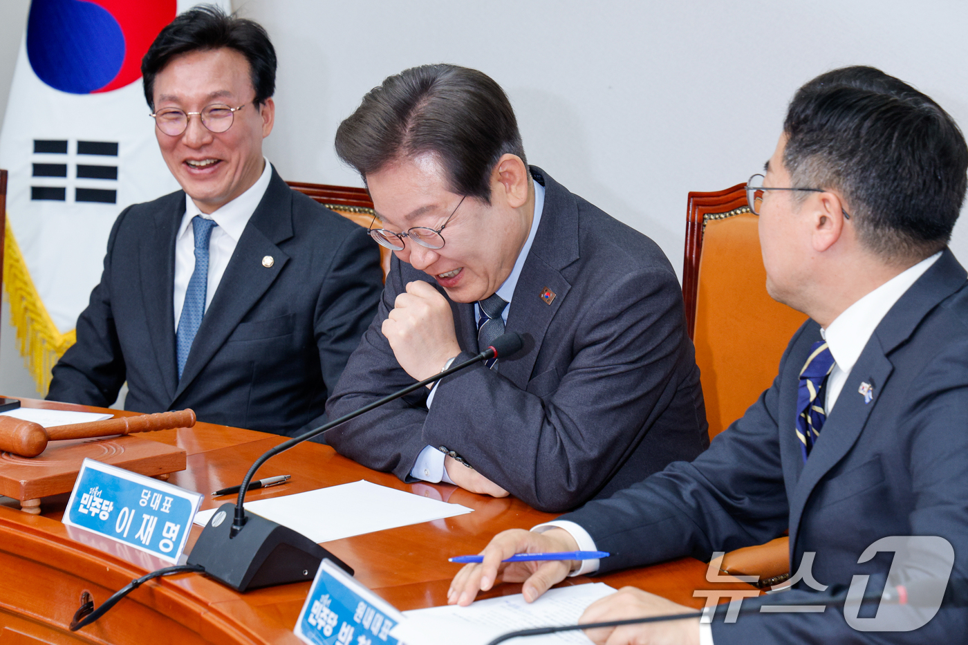 (서울=뉴스1) 안은나 기자 = 이재명 더불어민주당 대표가 7일 오전 서울 여의도 국회에서 열린 최고위원회의에서 홍준표 대구시장의 '탄핵 당한 당은 대선을 포기해야한다' 과거 발언 …