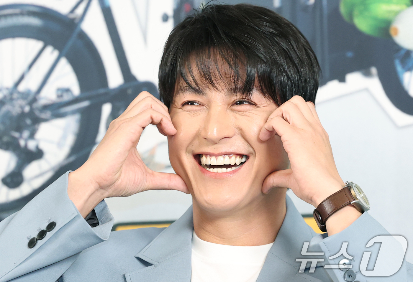 (서울=뉴스1) 권현진 기자 = 배우 류수영이 7일 서울 마포구 상암 스탠포드호텔에서 열린 JTBC 신규 예능 ‘길바닥 밥장사’ 제작발표회에 참석해 포즈를 취하고 있다.‘길바닥 밥 …