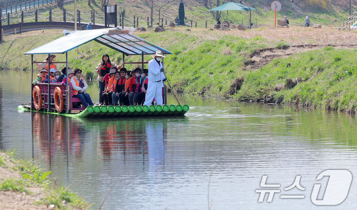 (서울=뉴스1) 박정호 기자 = 7일 오전 서울 서초구 양재천 천천투어에 참가한 어르신들이 도심 속 이색 뗏목 체험을 하고 있다.서초구는 오는 5월부터 운영되는 양재천 천천투어에 …