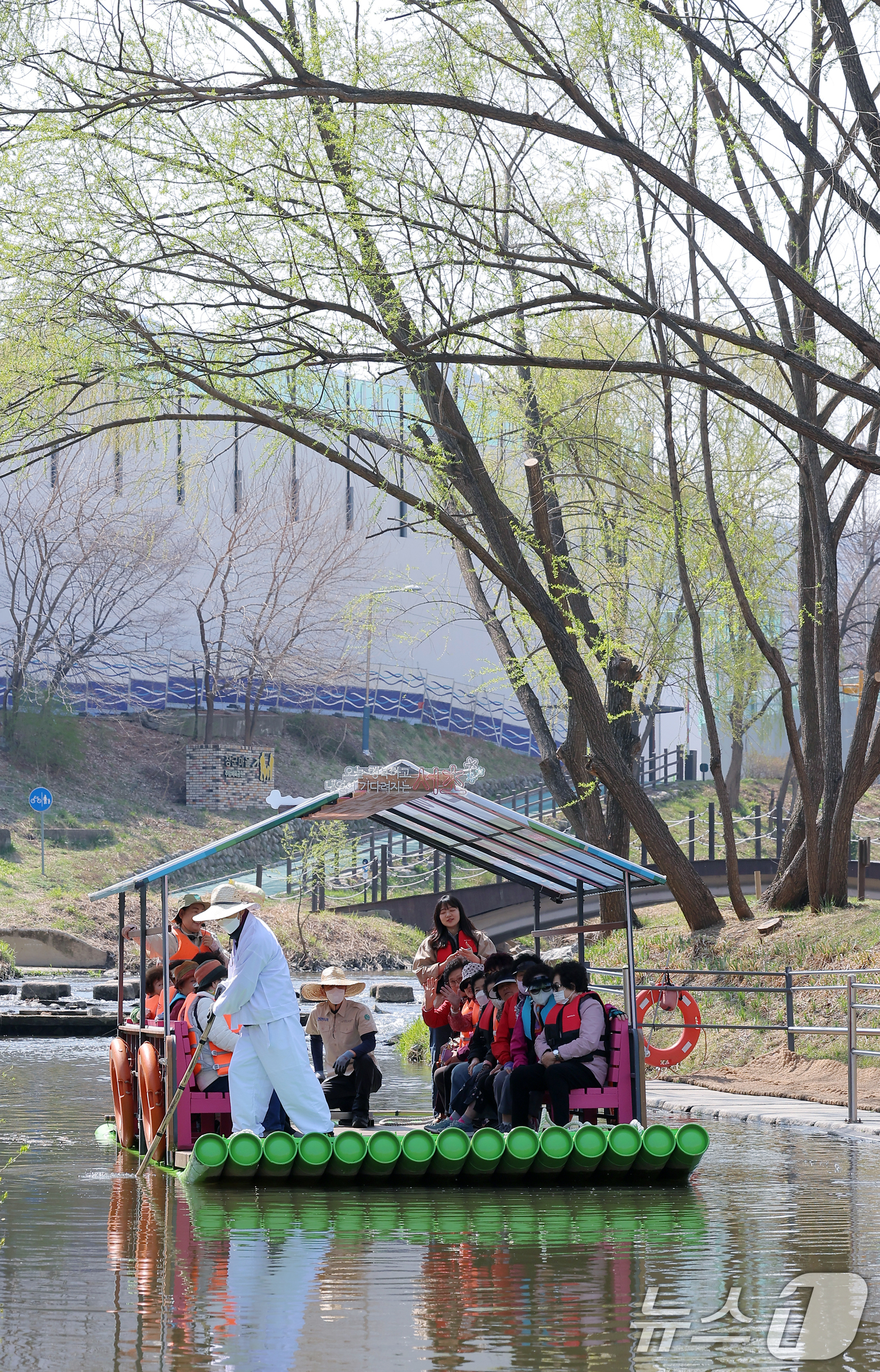 (서울=뉴스1) 박정호 기자 = 7일 오전 서울 서초구 양재천 천천투어에 참가한 어르신들이 도심 속 이색 뗏목 체험을 하고 있다.서초구는 오는 5월부터 운영되는 양재천 천천투어에 …