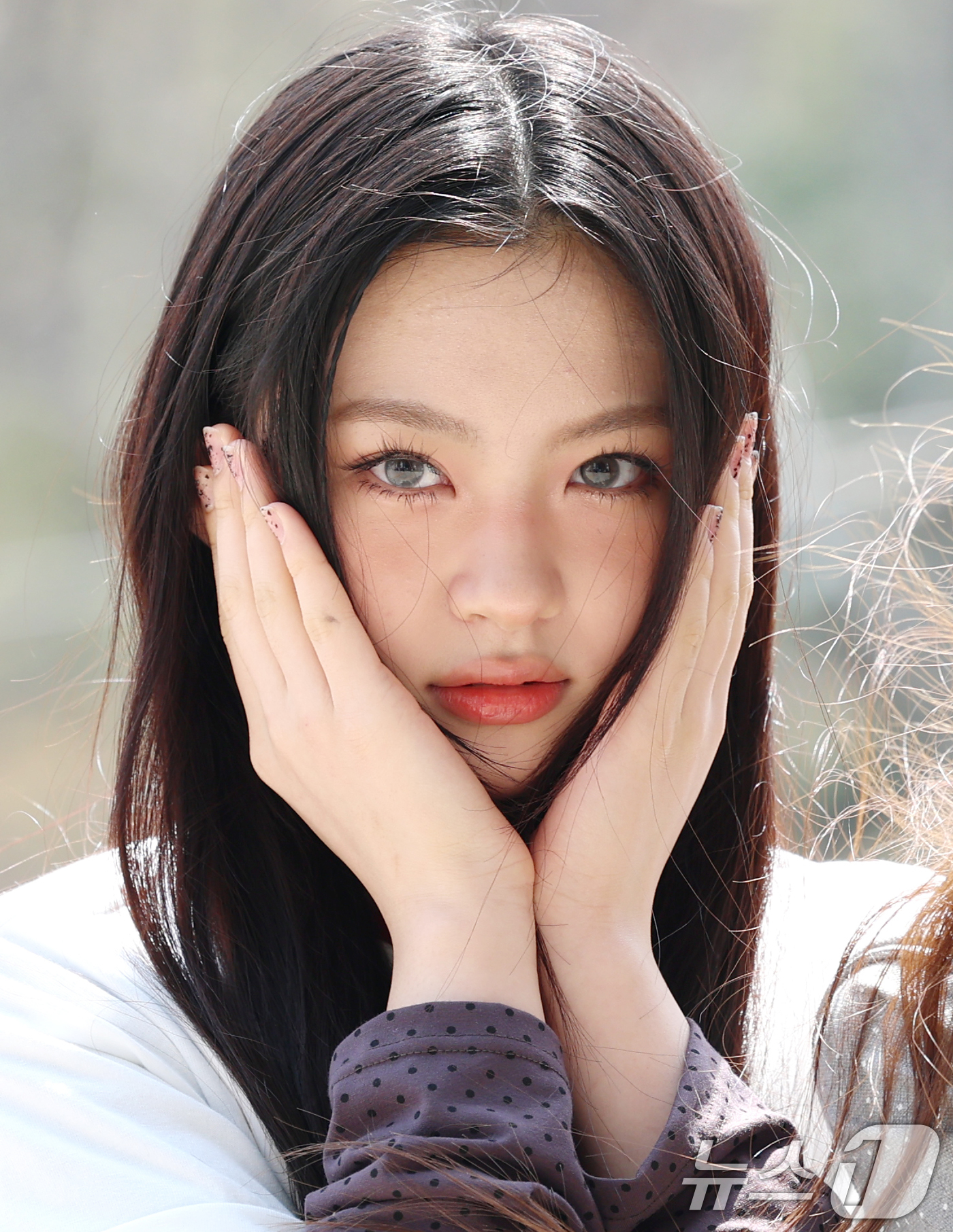 (서울=뉴스1) 권현진 기자 = 그룹 키키(kiiikiii)의 키야가 라디오 이은지의 가요광장 출연을 위해 7일 서울 영등포구 KBS 본관으로 들어서며 인사를 하고 있다. 2025 …