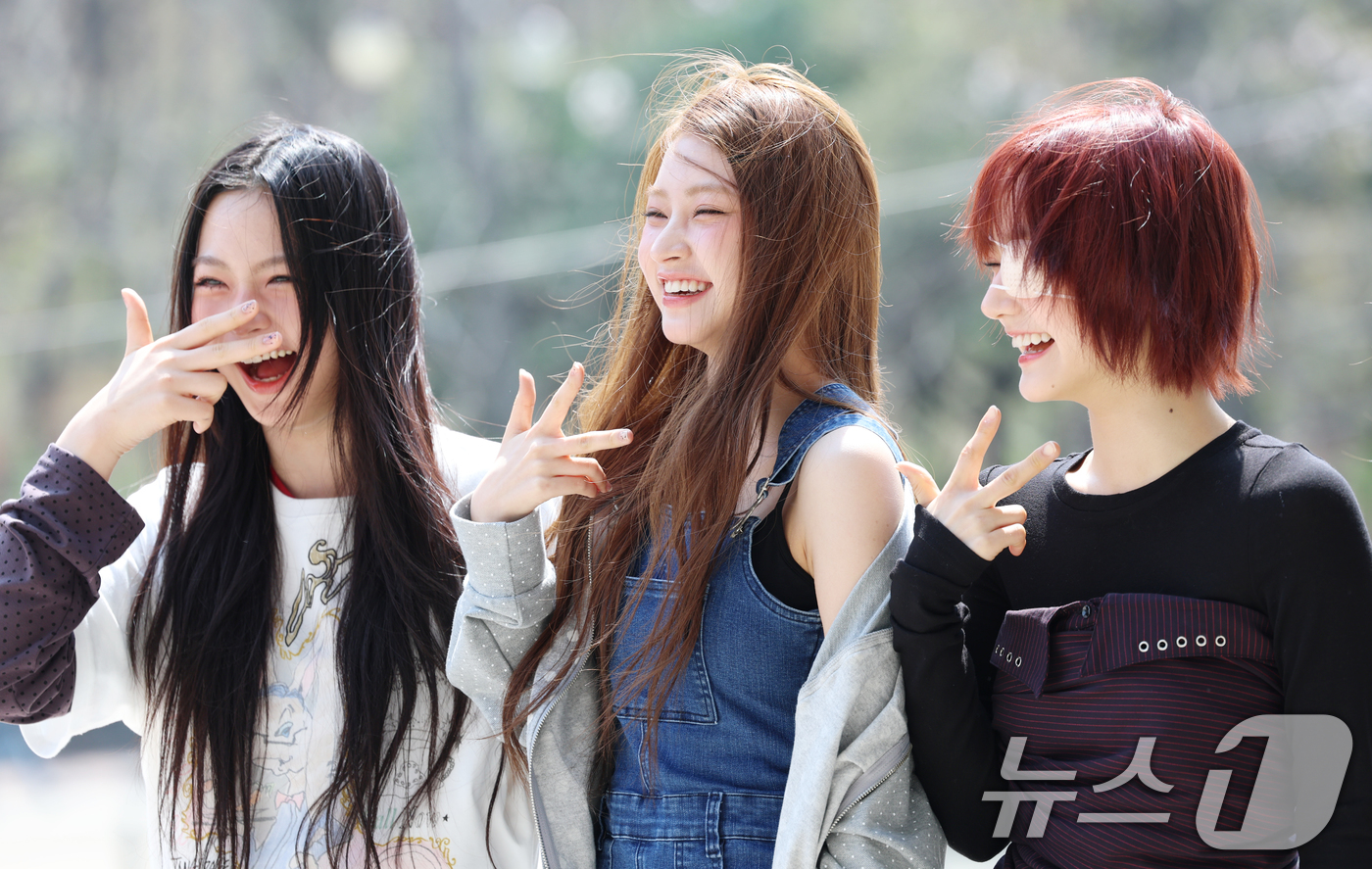 (서울=뉴스1) 권현진 기자 = 그룹 키키(kiiikiii)의 키야(왼쪽부터)와 하음, 지유가 라디오 이은지의 가요광장 출연을 위해 7일 서울 영등포구 KBS 본관으로 들어서며 미 …