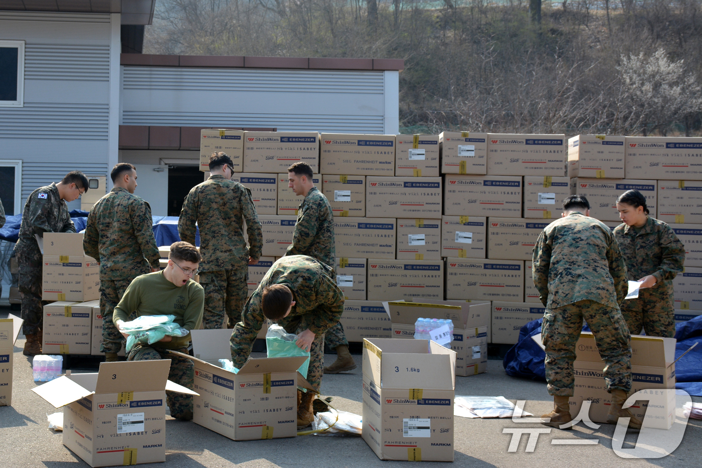 (청송=뉴스1) 최창호 기자 = 경북 포항에 주둔 중인 미 해병대 캠프무적 장병들과 일본 오키나와 미 해병 제3군수단 해병대원들이 지난 4일 산불 피해지역인 경북 청송군국민체육센터 …