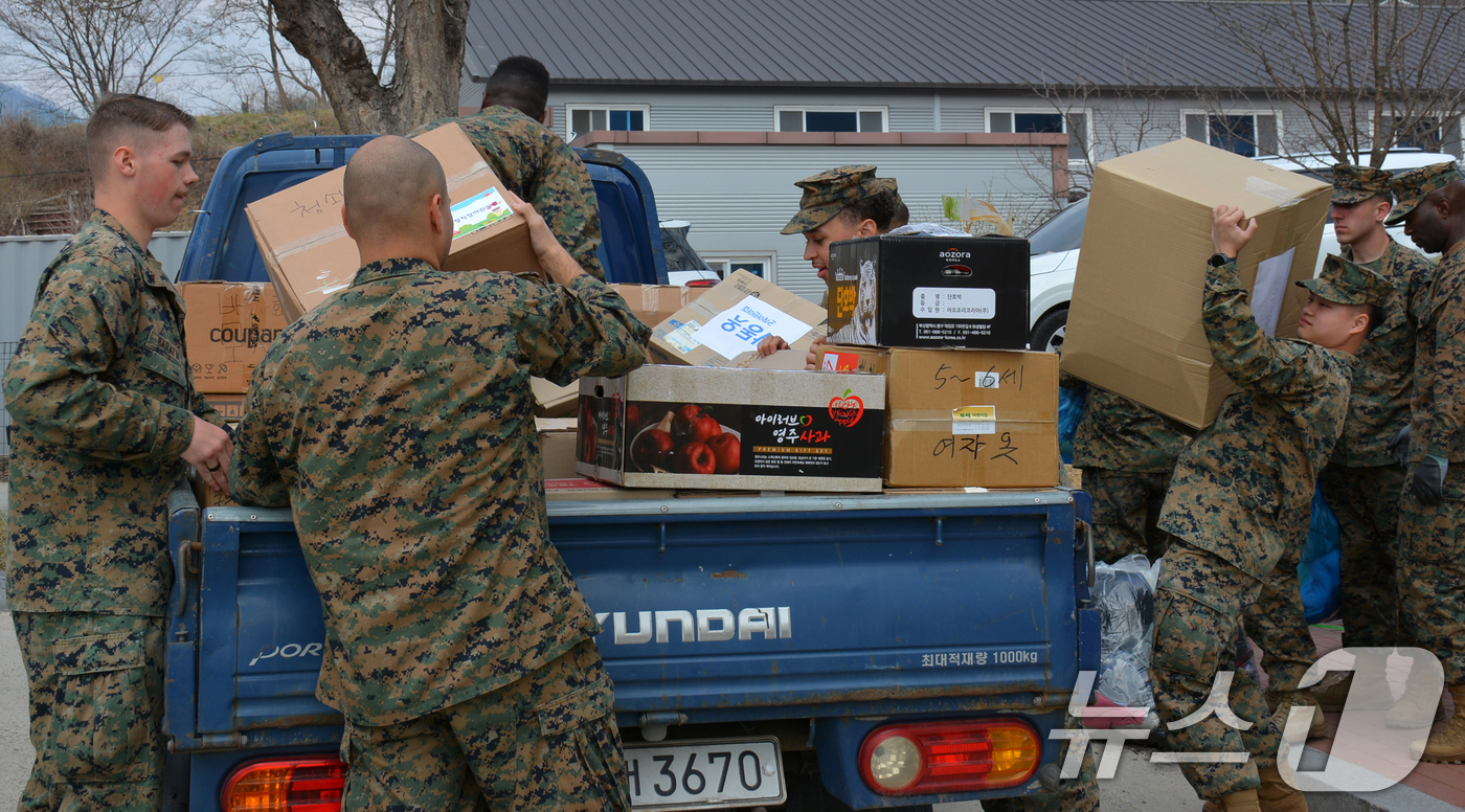 (청송=뉴스1) 최창호 기자 = 경북 포항에 주둔 중인 미 해병대 캠프무적 장병들과 일본 오키나와 미 해병 제3군수단 해병대원들이 지난 4일 산불 피해지역인 경북 청송군국민체육센터 …