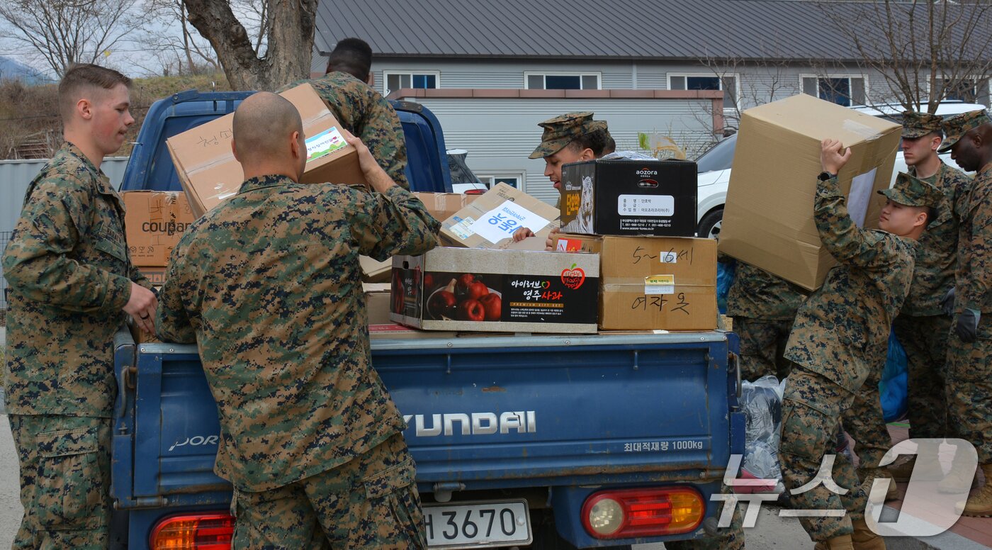 본문 이미지 - 경북 포항에 주둔 중인 미 해병대 캠프무적 장병들과 일본 오키나와의 미 해병 제3군수단 해병대원들이 지난 4일 산불 피해를 입은 청송군국민체육센터에서 구호물품을 옮기고 있다. 미군의 봉사 활동은 경북경찰청의 지원 요청으로 이뤄졌다.(독자 제공.  재판매 및 DB금지) 2025.4.7/뉴스1