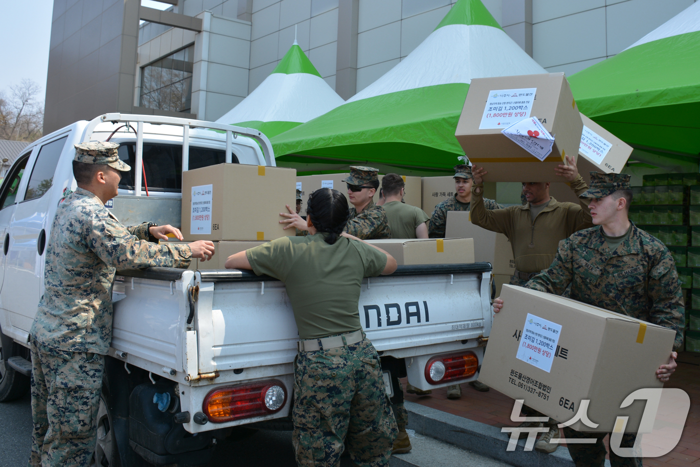 (청송=뉴스1) 최창호 기자 = 경북 포항에 주둔 중인 미 해병대 캠프무적 장병들과 일본 오키나와 미 해병 제3군수단 해병대원들이 지난 4일 산불 피해지역인 경북 청송군국민체육센터 …
