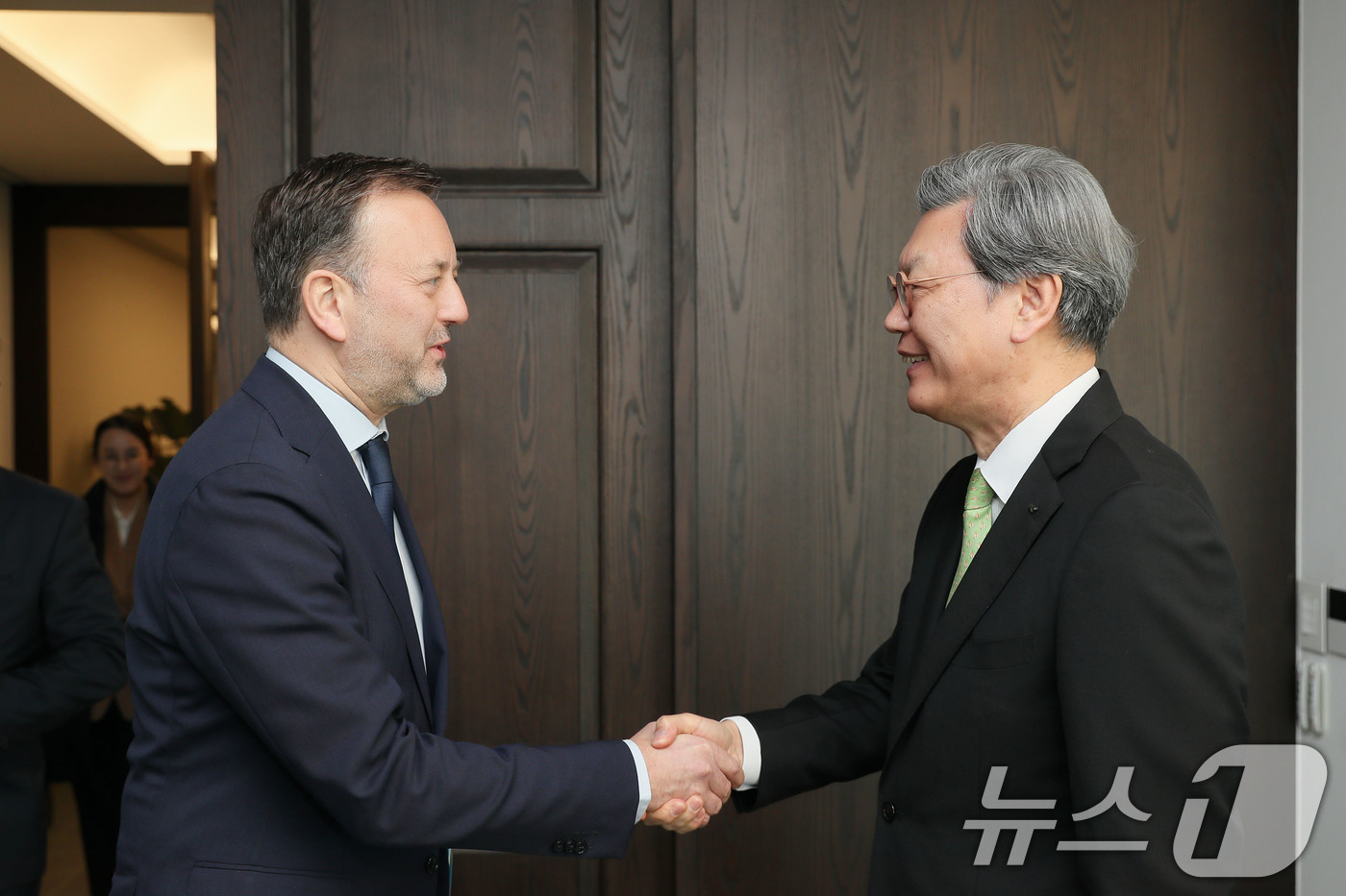(서울=뉴스1) = 김창범 한경협 부회장이 7일 서울 영등포구 한국경제인협회에서 프랑수아 데코스테 오드프랑스 레지옹의회 부의장(부지사)과 악수하고 있다. (한국경제인협회 제공. 재 …