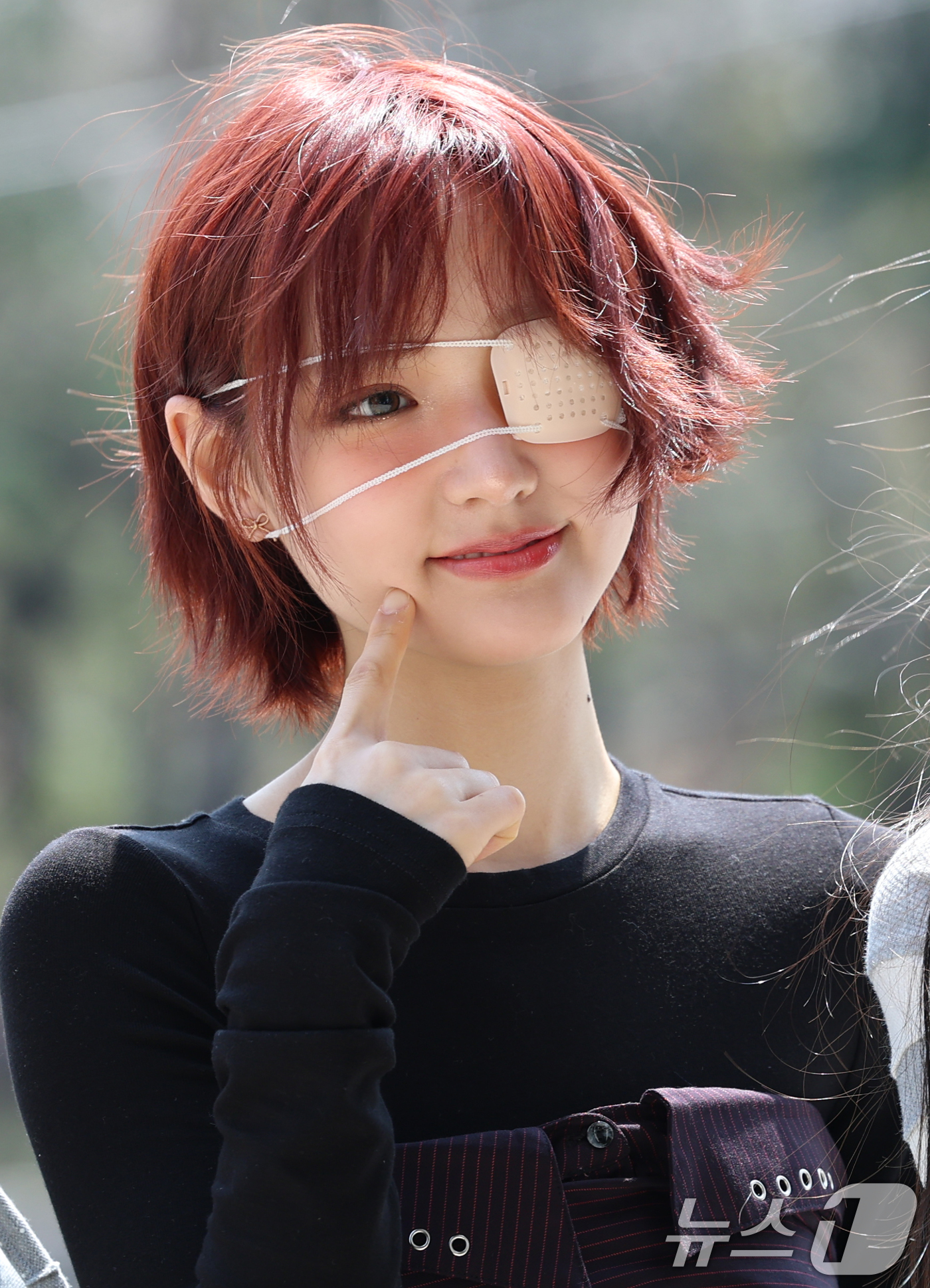 (서울=뉴스1) 권현진 기자 = 그룹 키키(kiiikiii) 지유가 라디오 이은지의 가요광장 출연을 위해 7일 서울 영등포구 KBS 본관으로 들어서며 인사를 하고 있다. 2025. …