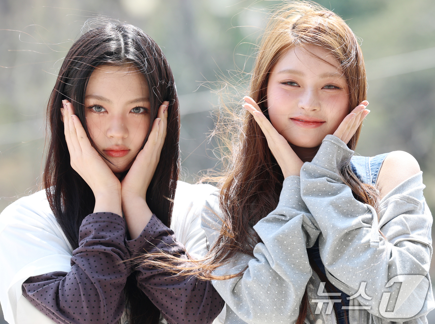 (서울=뉴스1) 권현진 기자 = 그룹 키키(kiiikiii) 키야와 하음(오른쪽)이 라디오 이은지의 가요광장 출연을 위해 7일 서울 영등포구 KBS 본관으로 들어서며 인사를 하고 …