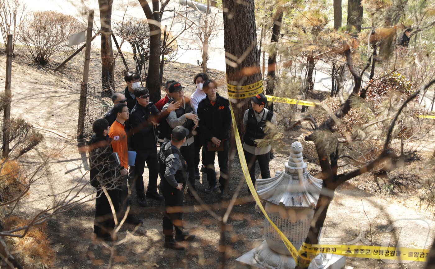 본문 이미지 - 울산경찰과 소방 등 7개 관계기관이 참가한 합동감식이 7일 최초 발화 추정지에서 진행되고 있다.2025.4.7.뉴스1 ⓒNews1 김지혜 기자