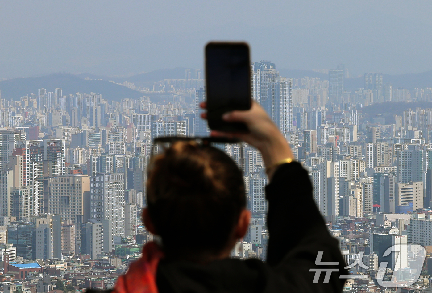 (서울=뉴스1) 박정호 기자 = 토지거래허가구역(토허제) 확대 및 재지정 이후 서울 강남3구(강남·서초·송파)와 용산구 등 4개 구에서 거래가 급감했다. 서초구와 용산구는 지난 2 …