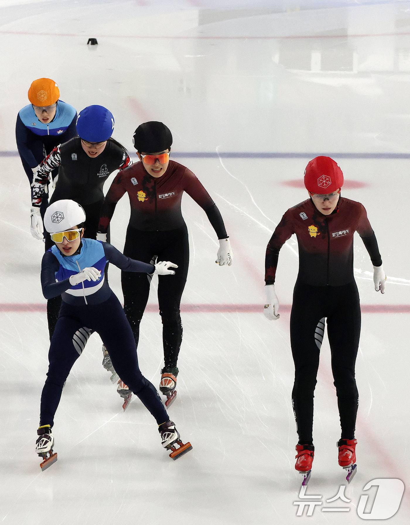 (서울=뉴스1) 박세연 기자 = 7일 서울 양천구 목동실내빙상장에서 열린 2025/26시즌 쇼트트랙 국가대표 1차 선발대회 여자 1500m 결승에서 1위 노도희(오른쪽, 화성시청) …