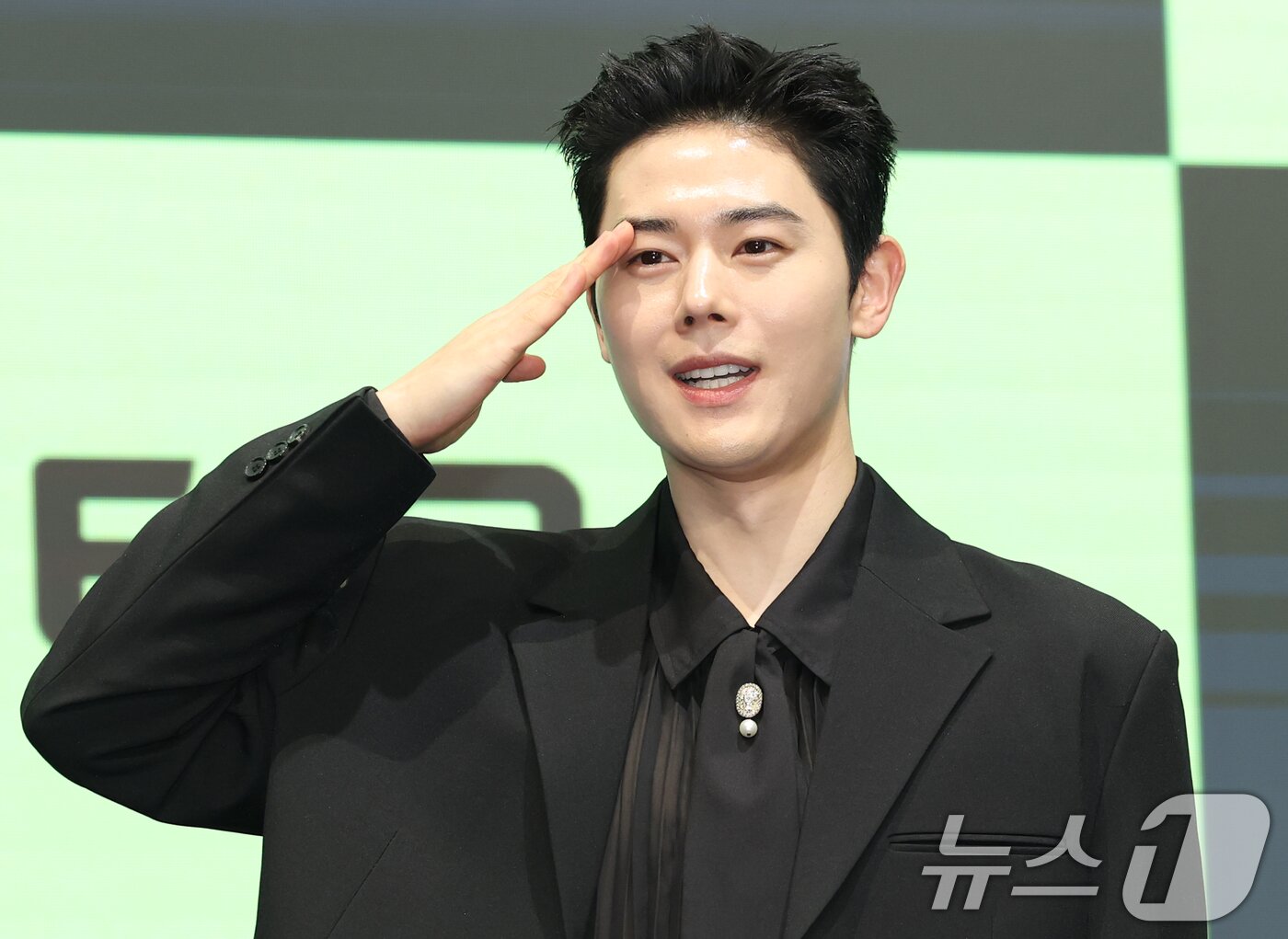 본문 이미지 - 배우 김동준이 7일 서울 신도림동 디큐브시티 더 세인트에서 진행된 지니TV 오리지널 '신병3' 제작발표회에 참석해 포즈를 취하고 있다. '신병3'는 예측 불허 두 신병의 전입과 역대급 빌런의 복귀로 비상이 걸린 신화부대, 상병 진급을 앞두고 꼬여버린 박민석(김민호 분)의 난이도 급상승한 군생활을 그린 작품이다. 2025.4.7/뉴스1 ⓒ News1 권현진 기자