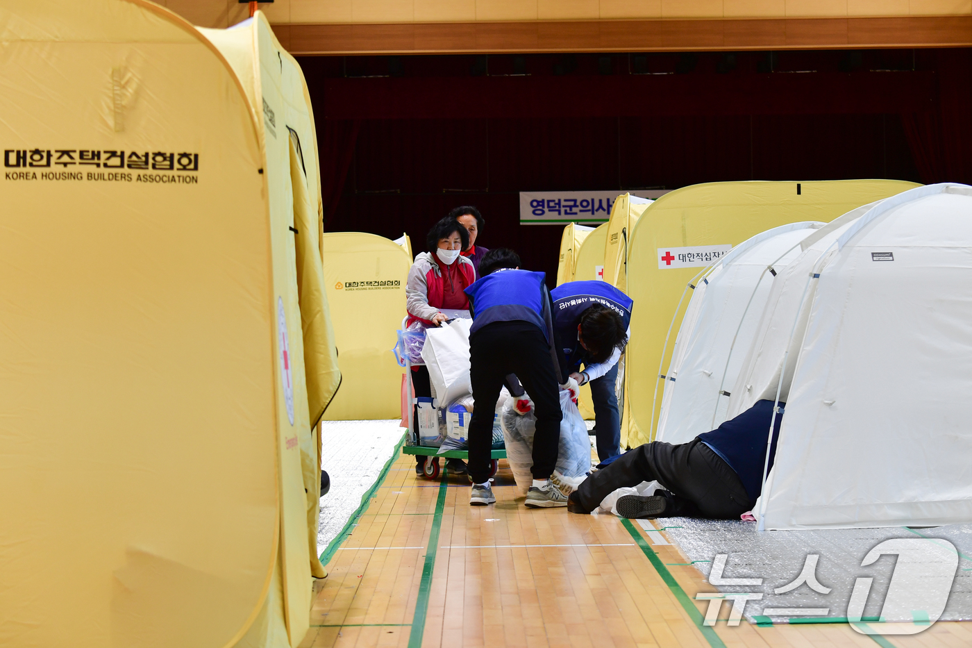 (영덕=뉴스1) 최창호 기자 = 17일 오후 경북 영덕군 영덕국민체육센터 산불 대피소에서 머물고 있던 이재민들이 민간 숙박시설과 마을 경로당, 마을회관 등으로 거처를 옮기고 있다. …