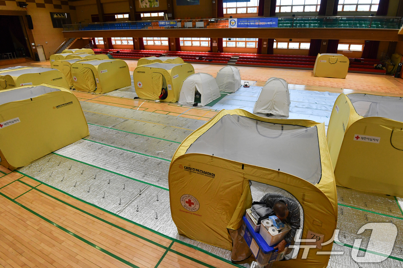 (영덕=뉴스1) 최창호 기자 = 17일 오후 경북 영덕군 영덕국민체육센터 산불 대피소에서 머물고 있던 이재민들이 민간 숙박시설과 마을 경로당, 마을회관 등으로 거처를 옮기고 있다. …