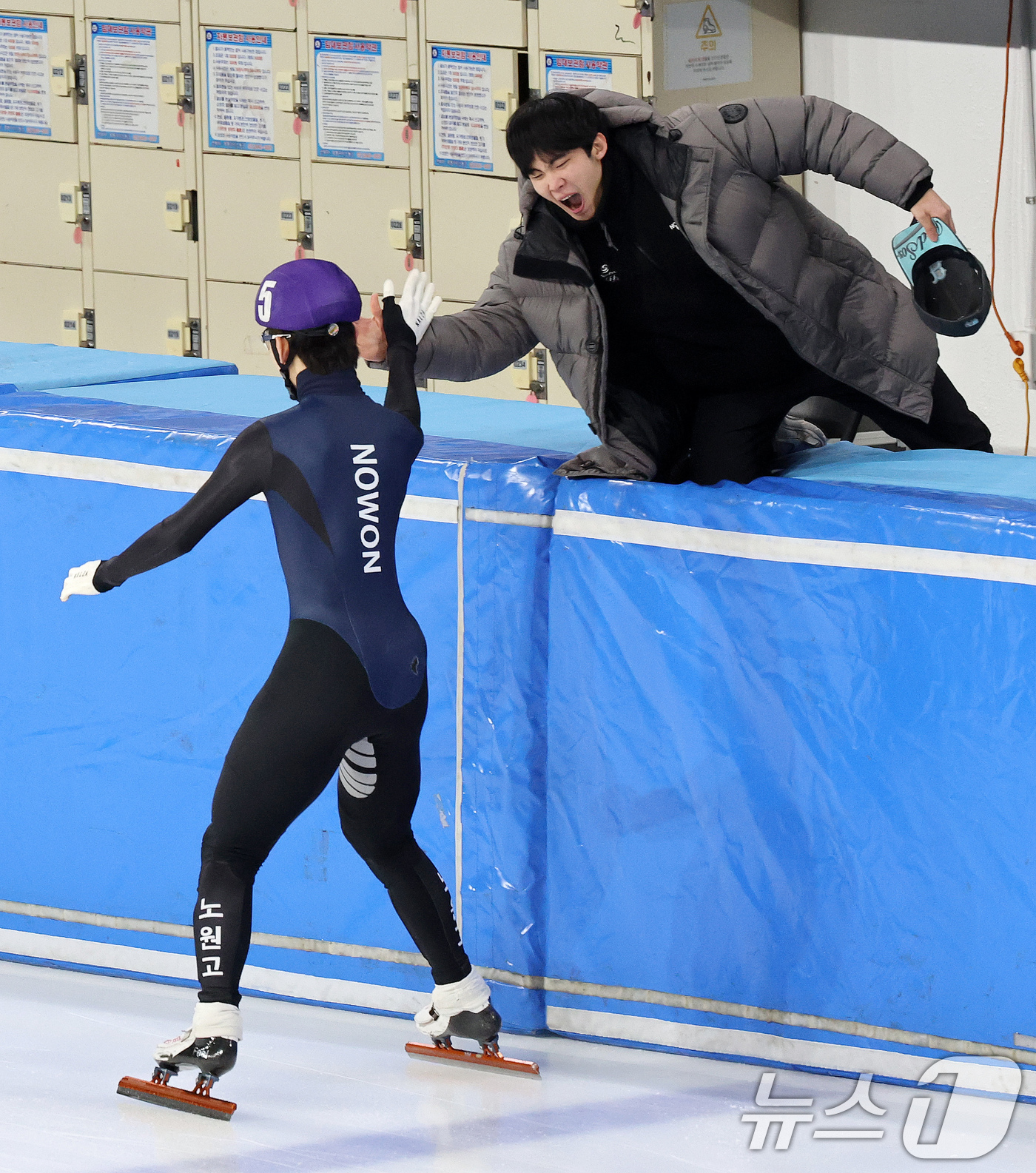 (서울=뉴스1) 박세연 기자 = 7일 서울 양천구 목동실내빙상장에서 열린 2025/26시즌 쇼트트랙 국가대표 1차 선발대회 남자 1500m 결승에서 임종언(노원고) 선수가 1위를 …