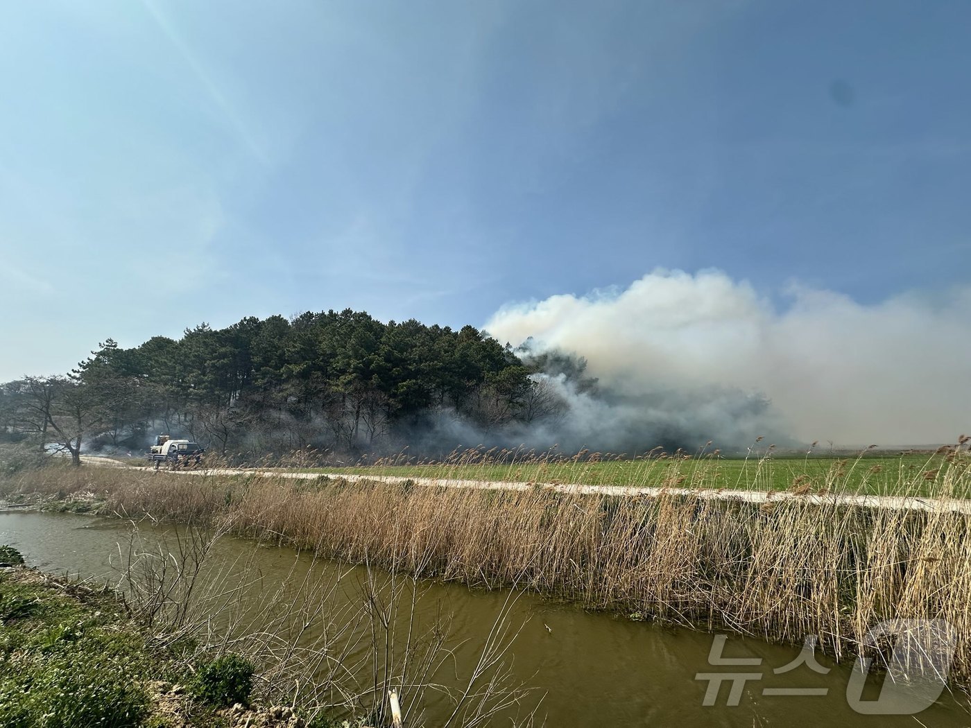 (무안=뉴스1) 이승현 기자 = 7일 오후 2시 7분쯤 전남 무안군 해제면 광산리의 한 야산에서 불이 나 연기가 피어오르고 있다. (전남도 제공. 재판매 및 DB 금지) 2025. …