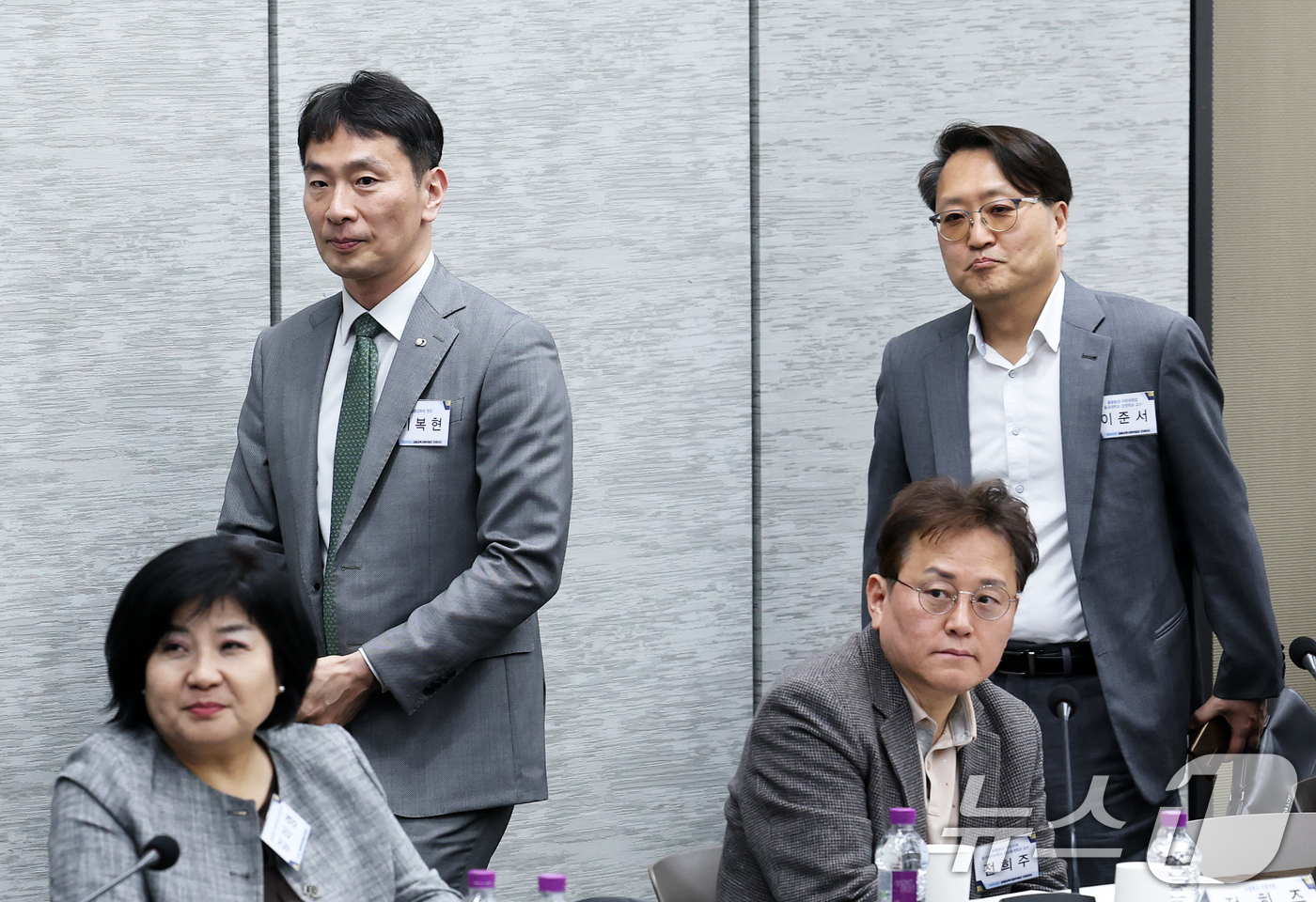 (서울=뉴스1) 오대일 기자 = 이복현 금융감독원장이 7일 오후 서울 중구 은행회관에서 열린 2025년도 금융감독자문위원회 전체회의에서 이준서 자문위원장과 나란히 입장하고 있다. …