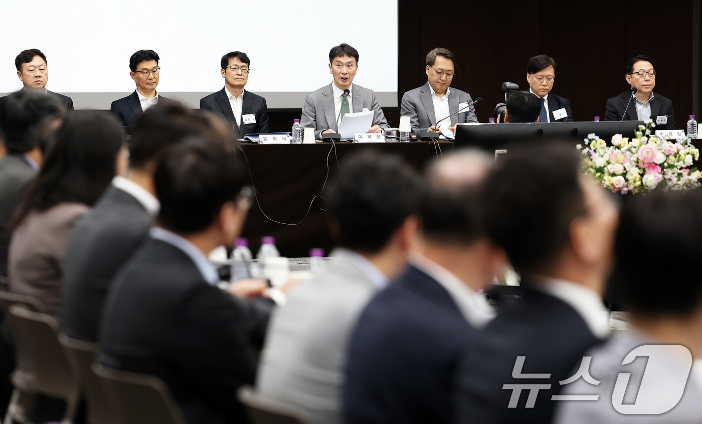 (서울=뉴스1) 오대일 기자 = 이복현 금융감독원장이 7일 오후 서울 중구 은행회관에서 열린 2025년도 금융감독자문위원회 전체회의에서 모두발언을 하고 있다. 2025.4.7/뉴스 …