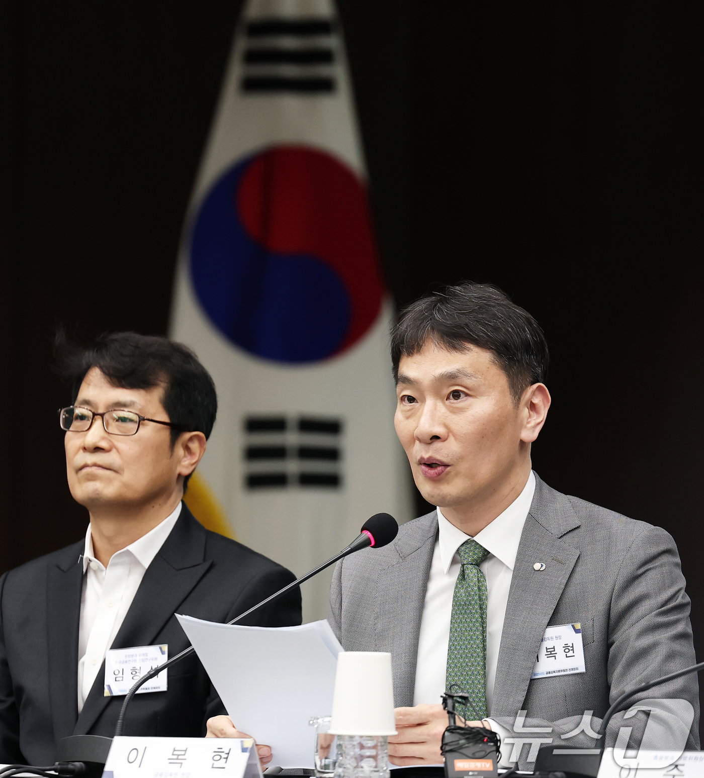 (서울=뉴스1) 오대일 기자 = 이복현 금융감독원장이 7일 오후 서울 중구 은행회관에서 열린 2025년도 금융감독자문위원회 전체회의에서 모두발언을 하고 있다. 2025.4.7/뉴스 …