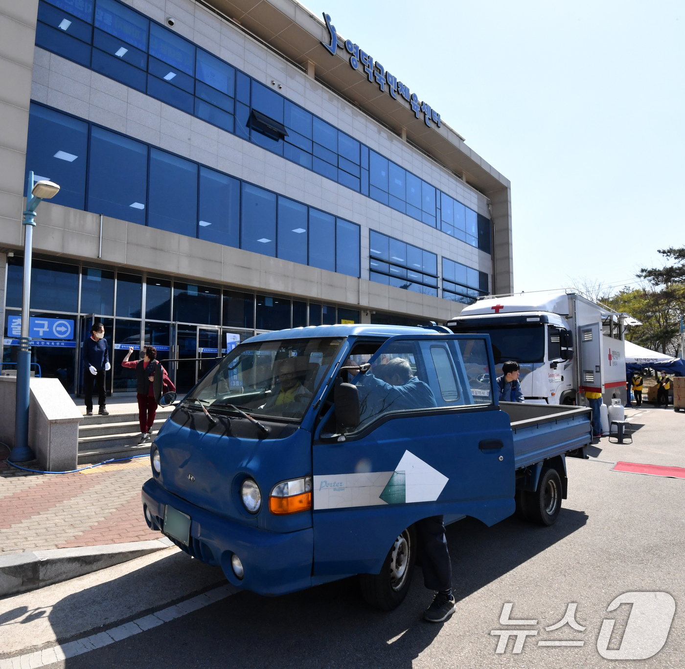 (영덕=뉴스1) 최창호 기자 = 17일 오후 경북 영덕군 영덕국민체육센터 산불 대피소에서 머물고 있던 이재민들이 민간 숙박시설과 마을 경로당, 마을회관 등으로 거처를 옮기고 있다. …