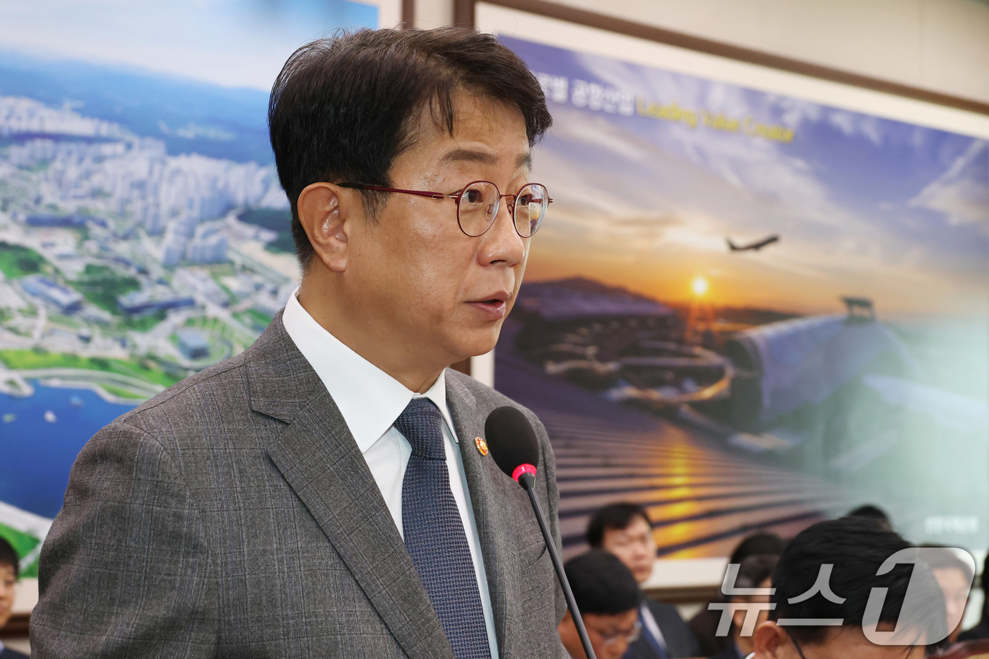 (서울=뉴스1) 이광호 기자 = 박상우 국토교통부장관이 7일 오후 서울 여의도 국회에서 열린 12.29여객기 참사진상규명과 피해자 및 유가족의 피해구제를 위한 특별위원회 전체회의 …