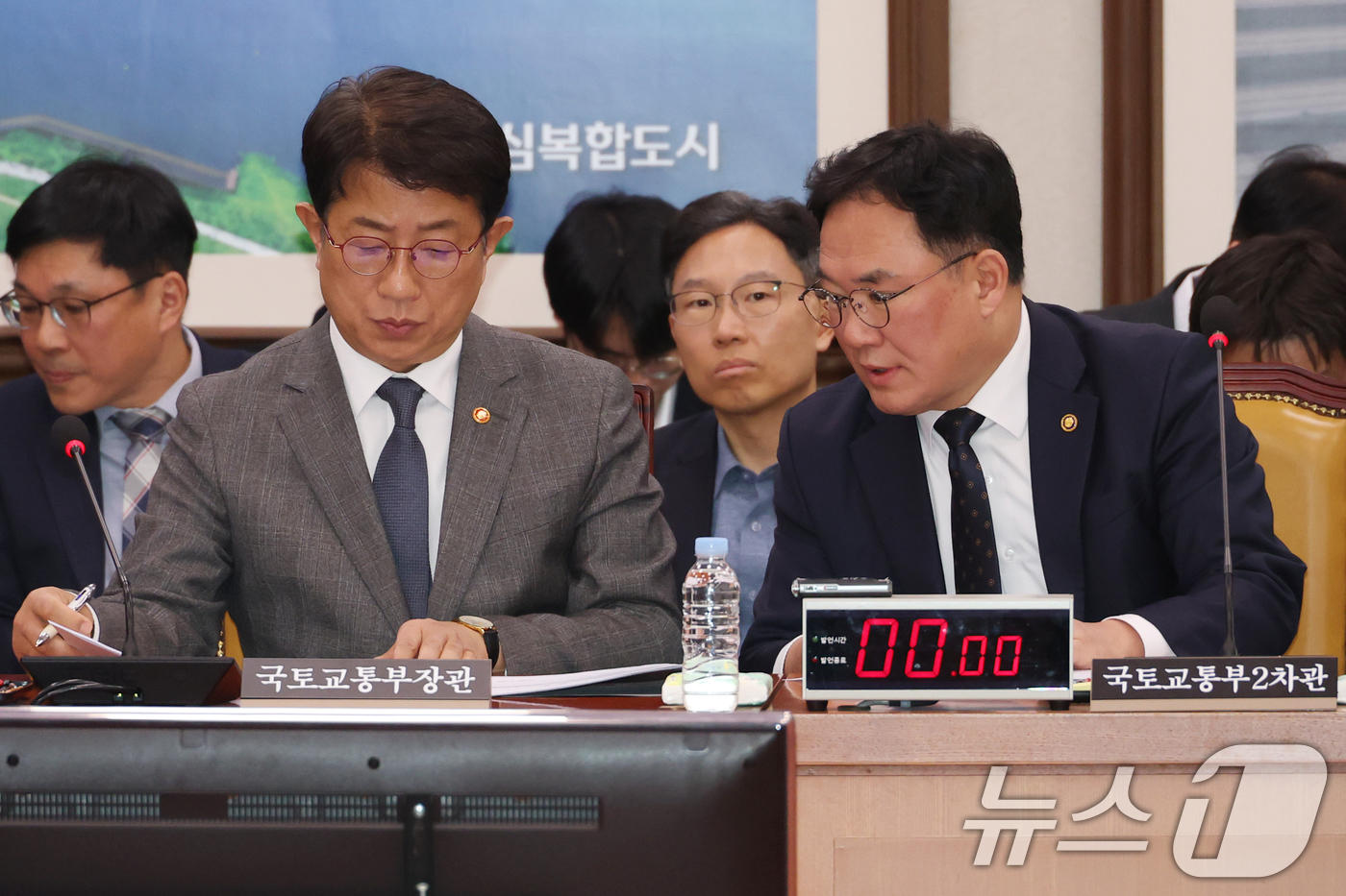 (서울=뉴스1) 이광호 기자 = 박상우 국토교통부장관과 백원국 2차관이 7일 오후 서울 여의도 국회에서 열린 12.29여객기 참사진상규명과 피해자 및  유가족의 피해구제를 위한 특 …