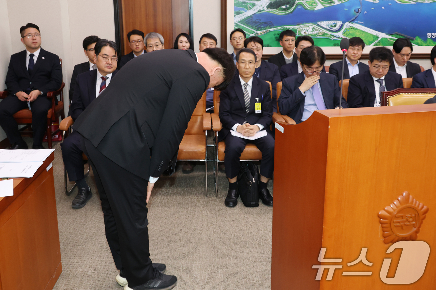 (서울=뉴스1) 이광호 기자 = 7일 오후 서울 여의도 국회에서 열린 12.29여객기 참사진상규명과 피해자 및  유가족의 피해구제를 위한 특별위원회 전체회의에서 여객기참사 피해구제 …