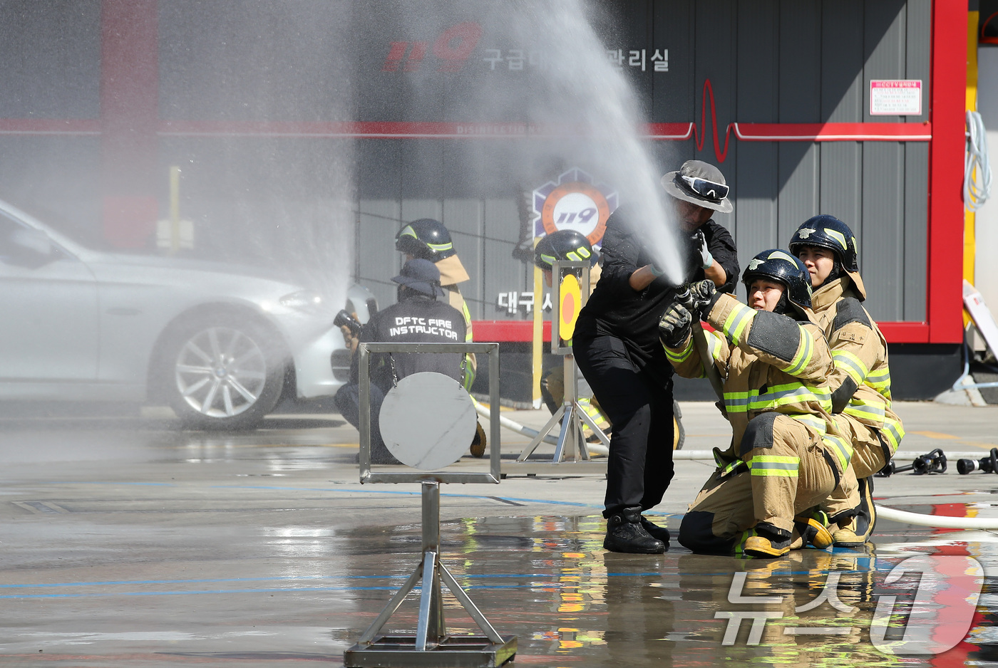 (대구=뉴스1) 공정식 기자 = 7일 오후 대구 서구 소방교육대 훈련탑에서 119안전센터 소속 화재진압대원 전원을 대상으로 실시된 '화재실무 역량강화 전문교육'에 참가한 소방관들이 …