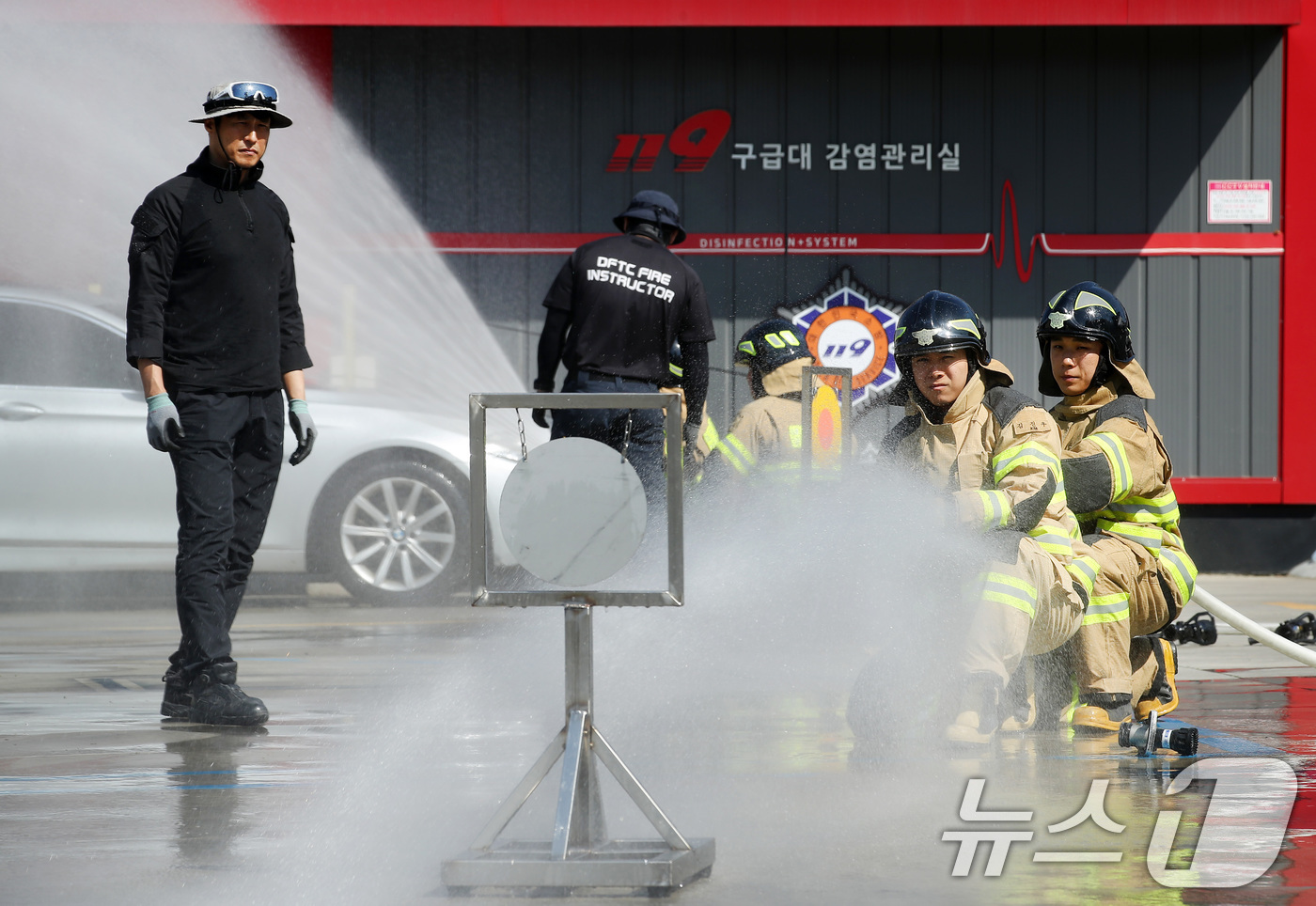 (대구=뉴스1) 공정식 기자 = 7일 오후 대구 서구 소방교육대 훈련탑에서 119안전센터 소속 화재진압대원 전원을 대상으로 실시된 '화재실무 역량강화 전문교육'에 참가한 소방관들이 …