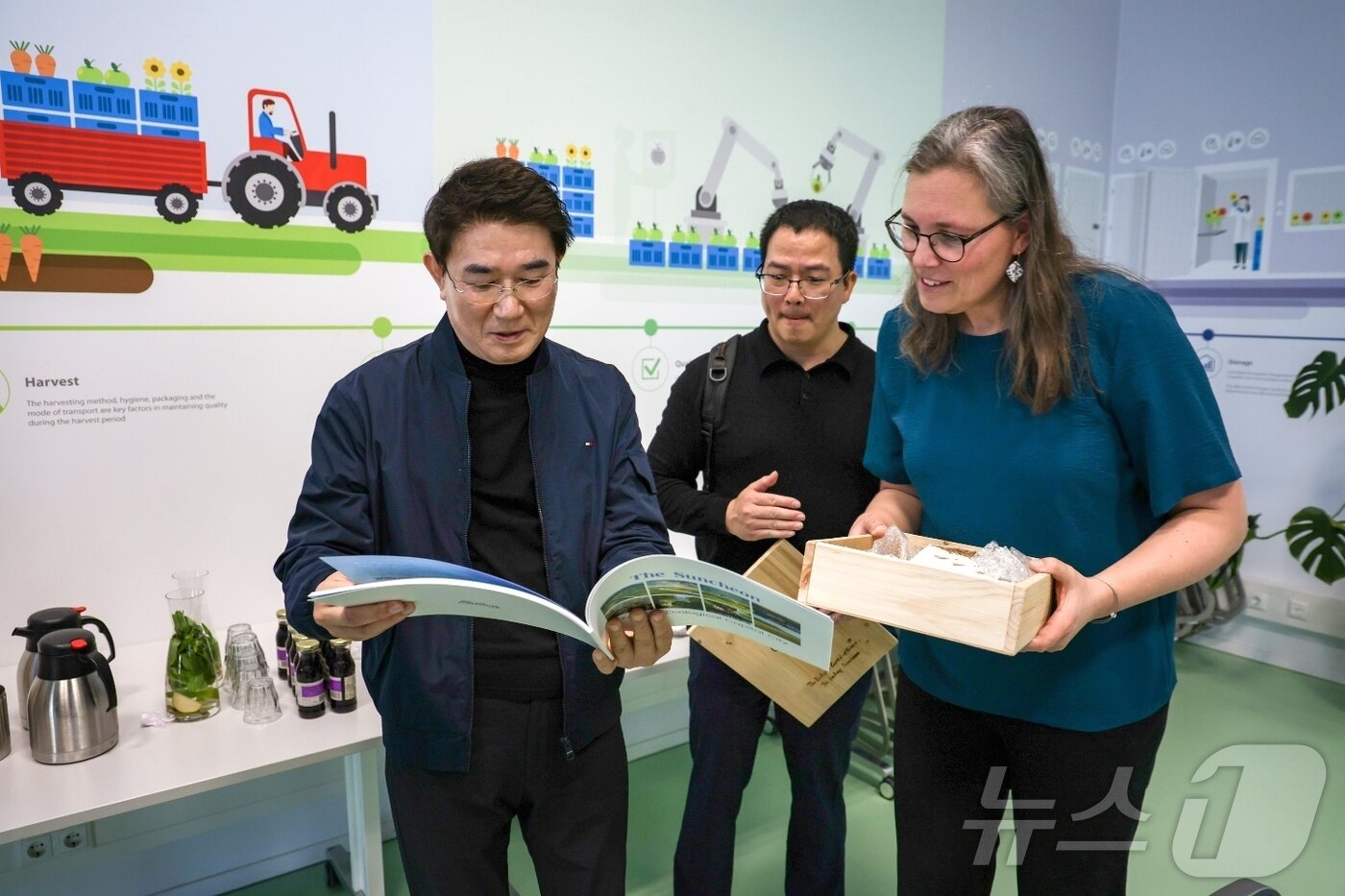 본문 이미지 - 노관규 순천시장이 해외 일정 기간 네덜란드 와게닝겐 대학교 관계자와 그린바이오 산업에 대해 이야기하고 있다.(순천시 제공. 재판매 및 DB 금지)