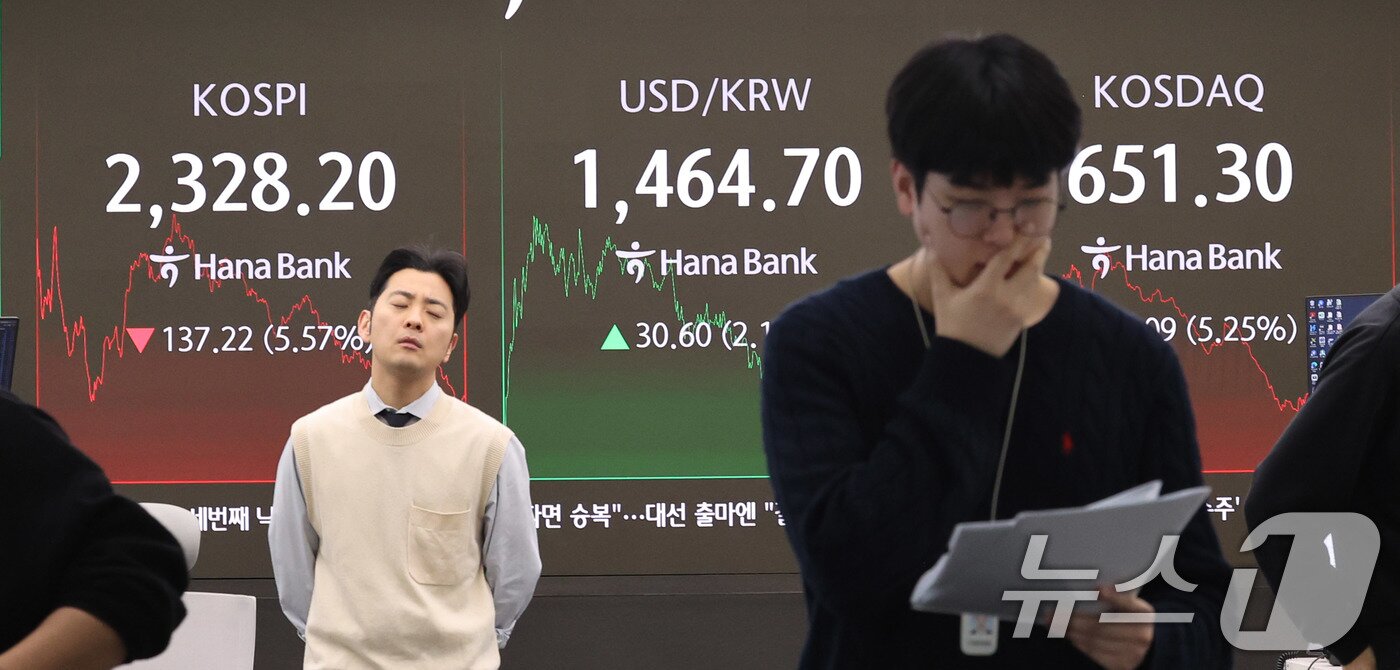본문 이미지 - 7일 서울 중구 하나은행 딜링룸 전광판에 종가 현황이 표시돼 있다. 025.4.7/뉴스1 ⓒ News1 박지혜 기자