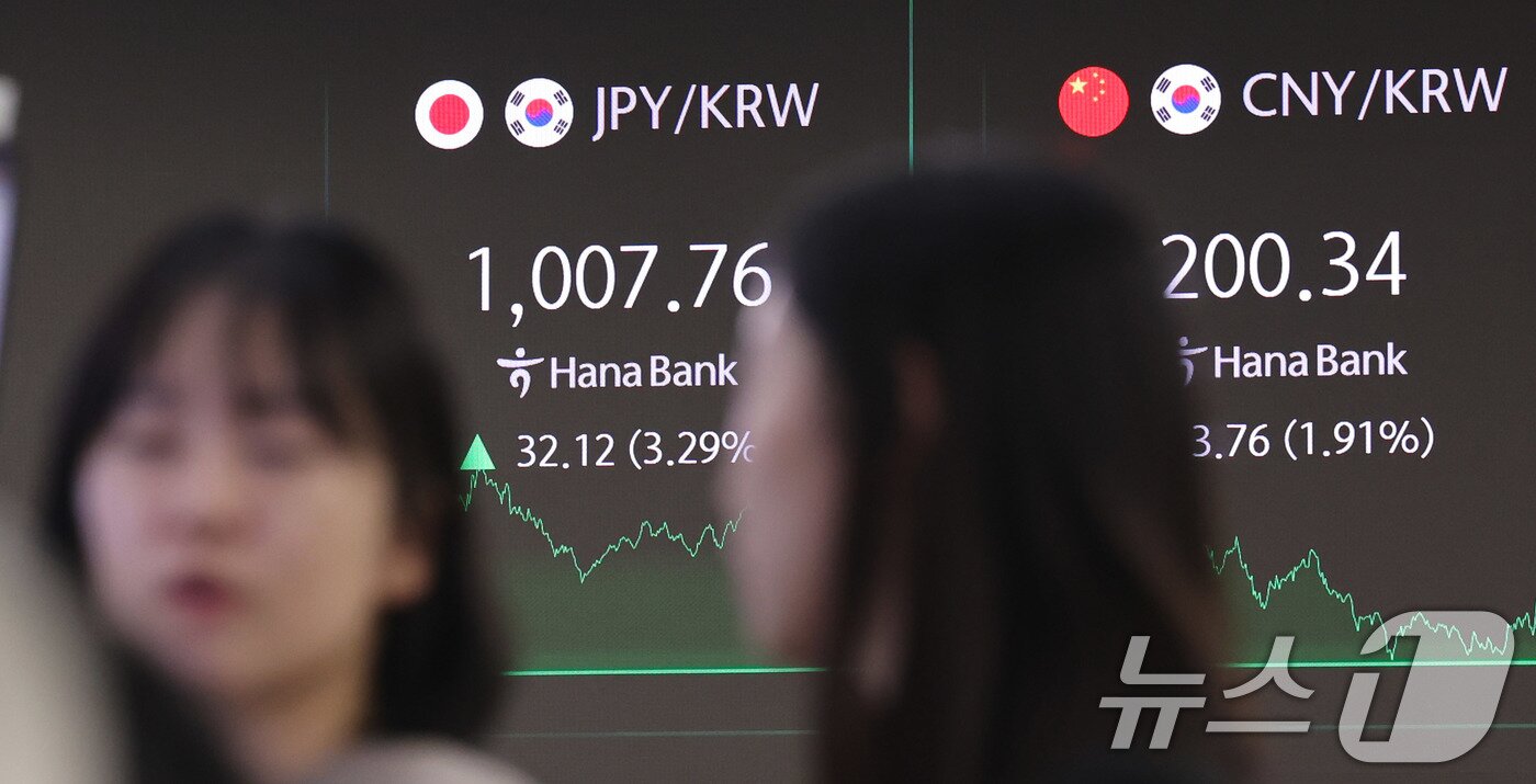 본문 이미지 - 글로벌 관세전쟁 우려에 엔화가 100엔당 1000원을 돌파했다. 7일 서울 중구 하나은행 본점 딜링룸에서 딜러가 업무를 보고 있다. 2025.4.7/뉴스1 ⓒ News1 박지혜 기자