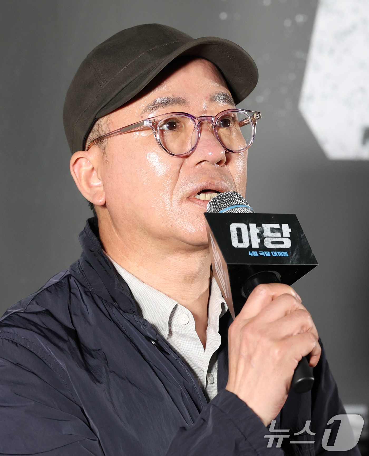 (서울=뉴스1) 권현진 기자 = 황병국 감독이 7일 서울 강남구 메가박스 코엑스에서 열린 영화 '야당'(감독 황병국) 언론시사회에 참석해 인사말을 하고 있다.‘야당’은 대한민국 마 …