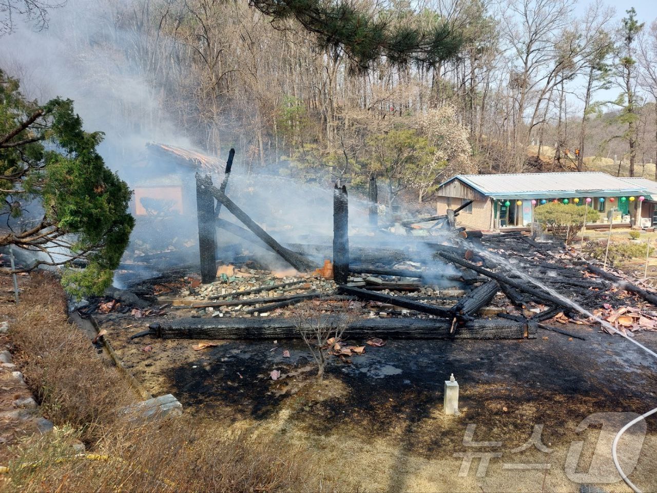 (용인=뉴스1) 김기현 기자 = 7일 오후 1시 13분 경기 용인시 처인구 남사읍 봉명리 소재 대한불교조계종 금당선원에서 화재가 발생해 법당 2개 동이 모두 소실됐다. (경기도소방 …