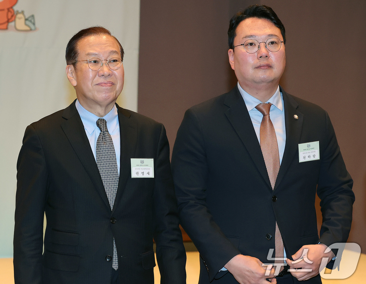 (서울=뉴스1) 박세연 기자 = 권영세 국민의힘 비상대책위원장과 천하람 개혁신당 원내대표 겸 당대표 권한대행이 7일 서울 중구 프레스센터에서 열린 제69회 신문의 날 기념식에 참석 …