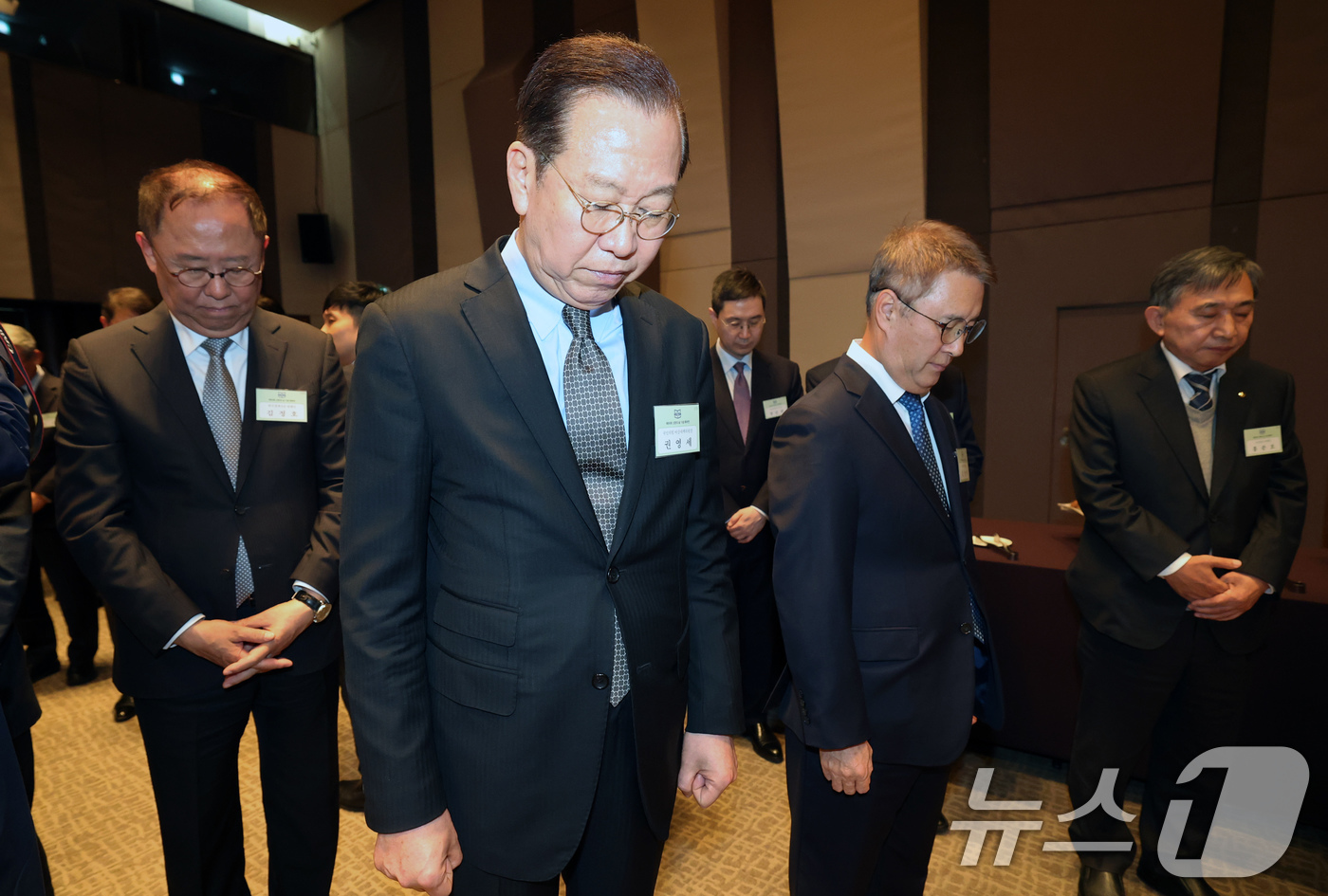 (서울=뉴스1) 박세연 기자 = 권영세 국민의힘 비상대책위원장이 7일 서울 중구 프레스센터에서 열린 제69회 신문의 날 기념식에서 영남 산불 희생자를 애도하며 묵념하고 있다. 20 …