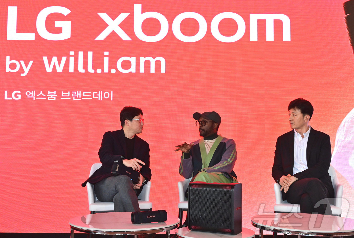 (서울=뉴스1) = 이정석 LG전자 MS사업본부 오디오사업담당 전무(왼쪽)와 윌아이엠(가운데), 오승진 LG전자 한국영업본부 MS마케팅담당 상무가 지난7일 오후 서울 영등포구 그라 …