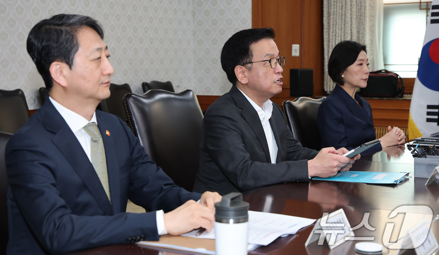 (서울=뉴스1) 임세영 기자 = 최상목 경제부총리 겸 기획재정부 장관이 8일 서울 종로구 정부서울청사에서 열린 경제관계장관간담회에서 발언을 하고 있다. 2025.4.8/뉴스1