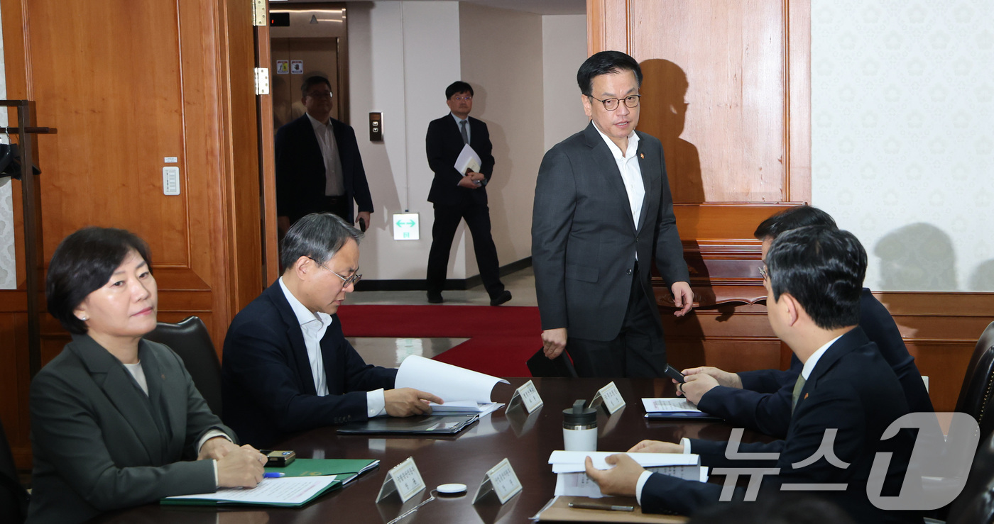 (서울=뉴스1) 임세영 기자 = 최상목 경제부총리 겸 기획재정부 장관이 8일 서울 종로구 정부서울청사에서 열린 경제관계장관간담회에 참석하고 있다. 2025.4.8/뉴스1