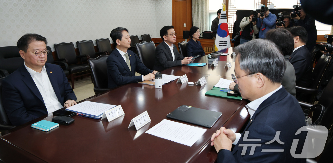 (서울=뉴스1) 임세영 기자 = 최상목 경제부총리 겸 기획재정부 장관이 8일 서울 종로구 정부서울청사에서 열린 경제관계장관간담회에서 발언을 하고 있다. 2025.4.8/뉴스1