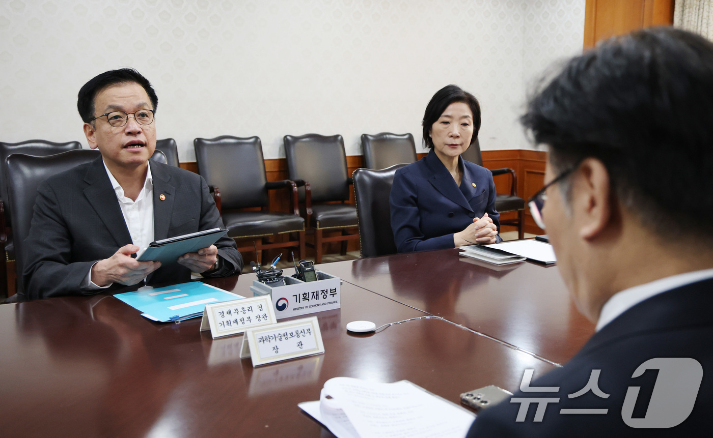 (서울=뉴스1) 임세영 기자 = 최상목 경제부총리 겸 기획재정부 장관이 8일 서울 종로구 정부서울청사에서 열린 경제관계장관간담회에서 발언을 하고 있다. 2025.4.8/뉴스1